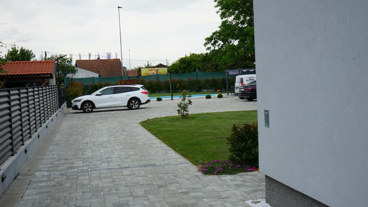 Roomsb Slavonski Brod Exterior foto
